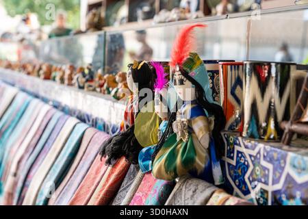 Samarkand, Ouzbékistan-13 août 2023 : poupées traditionnelles exposées au bazar Siyob à Samarkand par une journée ensoleillée Banque D'Images