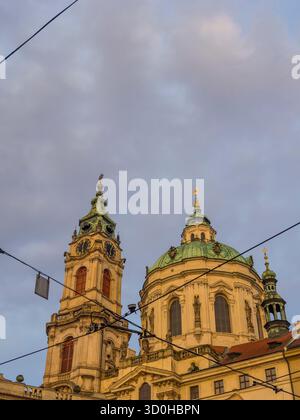 Tram Wiers, and préparas Nicholas Church, Mala Strana, Prague, Tchéquie, Europe, UE. Banque D'Images