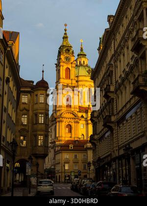 Lumière du soleil frappant, église Saint-Nicolas, vue du pont Charles, Mala Strana, Prague, Tchéquie, Europe, UE. Banque D'Images