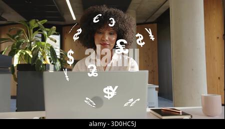 Dactylographier femme portant chemisier analysant les graphiques sur ordinateur portable au bureau, avec des icônes de devise flottante Banque D'Images
