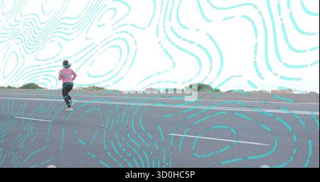 Femme jogging portant des leggings rayés haut rose sur la route côtière avec brassard smartphone, espace copie Banque D'Images