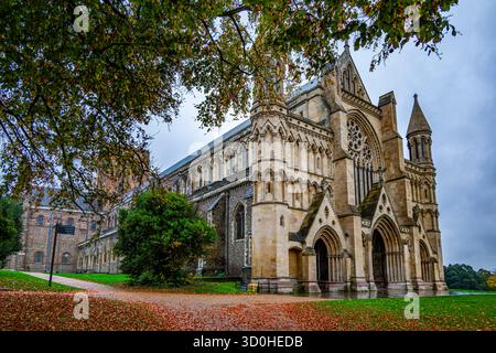 Cathédrale et église abbatiale de St Alban vues du sud-ouest dans un jour nuageux automnal Banque D'Images