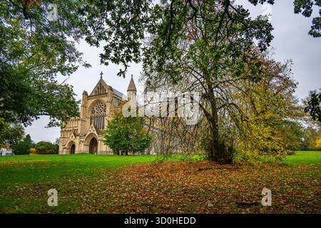 Cathédrale et église abbatiale de St Alban vues du sud-ouest dans un jour nuageux automnal Banque D'Images