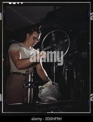 Titre : un employé de la section perceuse-presse de l'immense atelier d'usinage nord-américain effectue des trous de montage dans une grande coulée durale, Inglewood, Calif. Cette usine produit le bombardier B-25 ('Billy Mitchell') testé au combat, utilisé dans le raid du général Doolittle sur Tokyo, et le chasseur P-51 ('Mustang') qui a été mis en évidence pour la première fois par le raid britannique sur Dieppe Banque D'Images