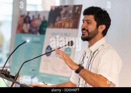 Austin Texas USA, 22 octobre 2025 : Greg Casar, membre du Congrès du Texas, s'exprime lors de la grande réouverture du complexe résidentiel Rebekah Baines Johnson à l'est d'Austin. La structure en béton de 224 lits, achevée à la demande du président Johnson juste avant son départ de ses fonctions en 1968, a subi une rénovation majeure de cinq ans par Austin Housing Finance Corp. ©Bob Daemmrich Banque D'Images