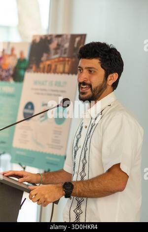 Austin Texas USA, 22 octobre 2025 : Greg Casar, membre du Congrès du Texas, s'exprime lors de la grande réouverture du complexe résidentiel Rebekah Baines Johnson à l'est d'Austin. La structure en béton de 224 lits, achevée à la demande du président Johnson juste avant son départ de ses fonctions en 1968, a subi une rénovation majeure de cinq ans par Austin Housing Finance Corp. ©Bob Daemmrich Banque D'Images