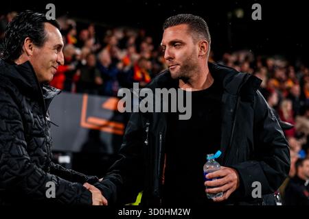 DEVENTER, PAYS-BAS - 23 OCTOBRE : Unai Emery, entraîneur-chef d'Aston Villa, et Melvin Boel, entraîneur-chef de Go Ahead Eagles, se serrent la main avant le match de phase MD3 de l'UEFA Europa League 2025/26 entre Go Aagles et Aston Villa FC au Stadion de Adelaarshorst, aux pays-Bas, le 23 octobre 2025. (Photo de René Nijhuis) Banque D'Images