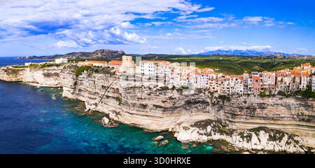 Bonifacio - belle ville unique au sud de l'île Corse, vue aérienne drone de maisons suspendues au-dessus des rochers. France Banque D'Images
