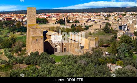 Italie, province de Viterbo. Monuments historiques italiens et sites archéologiques. Ancienne ville étrusque de Tuscania, Tuscia. Vue de San Pietro e Santa M. Banque D'Images