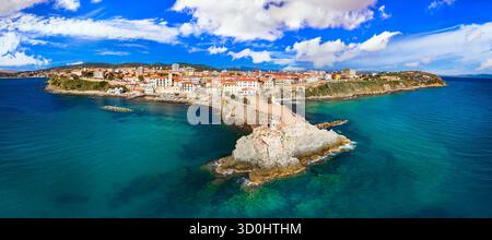 Italie , Toscane tourisme lieux pittoresques et villes côtières - charmant Piombino dans la province de Livourne. drone aérien vue panoramique avec phare et vieux t Banque D'Images