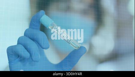 Travailleur de la santé tenant le flacon de vaccin dans un laboratoire clinique avec masque chirurgical blanc gants en nitrile Banque D'Images
