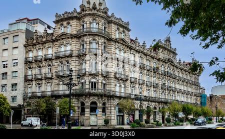 Bâtiment historique en pierre orné avec balcons en fer à Vigo, Galice, Espagne, un excellent exemple de l'architecture du XIXe siècle dans le centre-ville. Banque D'Images