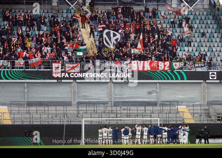 GOTHENBURG, SUÈDE 20251023Les joueurs du Rayo Vallecano remercient les fans après le match de football de la Conference League entre le BK Häcken et le Rayo Vallecano au Gamla Ullevi à Gothenburg, Suède, le 23 octobre 2025. Photo : Adam Ihse/TT/KOD 9200 ce texte est traduit automatiquement crédit : TT News Agency/Alamy Live News Banque D'Images