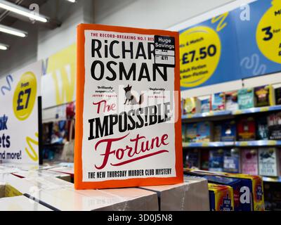 Manchester, Royaume-Uni - 26 septembre 2025 : couverture de l'impossible Fortune de Richard Osman exposée dans une librairie, avec une typographie audacieuse. Banque D'Images