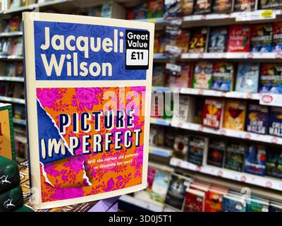 Manchester, Royaume-Uni - 26 septembre 2025 : Jacqueline Wilson photo imparfaite sur une étagère dans un magasin animé, couverture vibrante. Banque D'Images