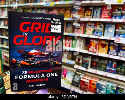 Manchester, Royaume-Uni - 26 septembre 2025 : couverture de Grid to Glory d'Alex Jacques, présentant des voitures de formule 1 et des étapes importantes. Banque D'Images