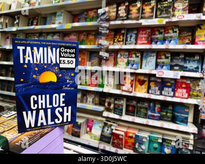 Manchester, Royaume-Uni - 26 septembre 2025 : Taming 7 de Chloe Walsh exposé dans une librairie. Banque D'Images