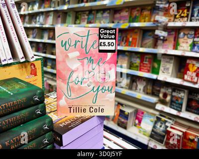 Manchester, Royaume-Uni - 26 septembre 2025 : écrivez-moi pour vous de Tillie Cole en vedette sur une étagère de librairie à côté d'autres romans. Banque D'Images