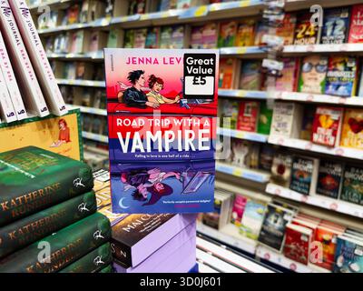 Manchester, Royaume-Uni - 26 septembre 2025 : Jenna Levine Road Trip avec un vampire est assis sur une étagère dans une librairie animée. Banque D'Images