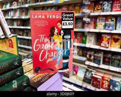 Manchester, Royaume-Uni - 26 septembre 2025 : The Game changer de Lana Ferguson sur une étagère de librairie à côté d'autres romans. Banque D'Images
