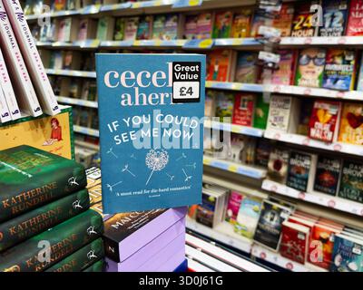 Manchester, Royaume-Uni - 26 septembre 2025 : Cecelia Ahern si vous pouviez me voir maintenant présenté dans une librairie. Banque D'Images