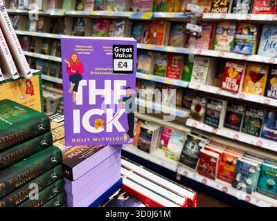 Manchester, Royaume-Uni - 26 septembre 2025 : The Ick by Holly McCullough est aujourd'hui exposé en violet dans une librairie très animée. Banque D'Images