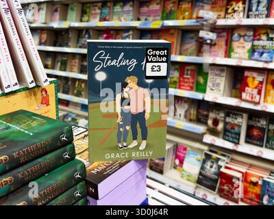 Manchester, Royaume-Uni - 26 septembre 2025 : Grace Reilly Stealing Home Cover montre un couple debout ensemble au crépuscule. Banque D'Images