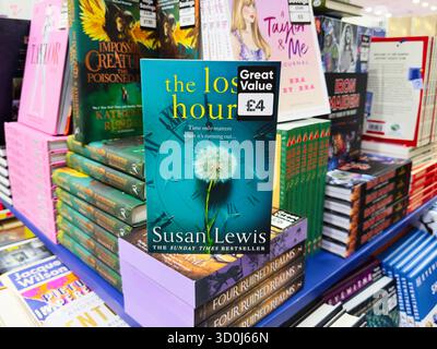 Manchester, Royaume-Uni - 26 septembre 2025 : The Lost Hours de Susan Lewis exposé parmi des romans colorés dans une librairie. Banque D'Images