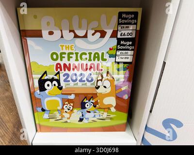 Manchester, Royaume-Uni - 26 septembre 2025 : Bluey ; titre officiel annuel 2026 ; couverture de dessin animé colorée et familiale. Banque D'Images