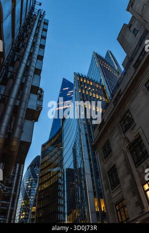 Gratte-ciel de la ville de Londres à l'heure bleue, tours de verre modernes et vue sur la rue Banque D'Images