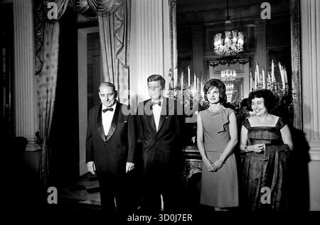 Le président américain John F. Kennedy et la première dame américaine Jacqueline Kennedy assistent à un dîner offert par le gouverneur de Porto Rico Luis Muñoz Marín (à gauche) et la première dame de Porto Rico Inés Mendoza (à droite) au manoir du gouverneur, San Juan, Porto Rico, Cecil Stoughton, photographies de la Maison Blanche, 15 décembre 1961 Banque D'Images
