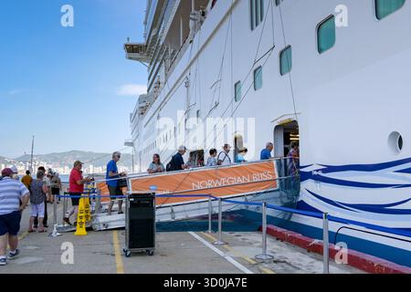 Acapulco, Mexique - 17 janvier 2024 : les passagers d'un bateau de croisière embarquent sur le bateau de croisière Norwegian Bliss, qui est exploité par NCL Norwegian Cruise Line. Banque D'Images