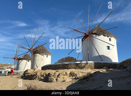 Les moulins à vent emblématiques (Kato Milli) de la ville de Mykonos - île de Mykonos, îles Cyclades, Grèce Banque D'Images