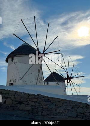 Les moulins à vent emblématiques (Kato Milli) de la ville de Mykonos - île de Mykonos, îles Cyclades, Grèce Banque D'Images