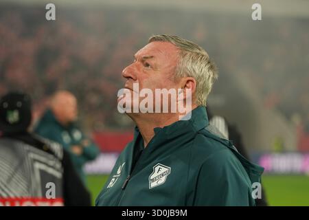Ron Jans (FC Utrecht, entraîneur) UEFA Europa League : SC Freiburg vs FC Utrecht, Europa-Park-Stadion, 24.09.2025 Banque D'Images