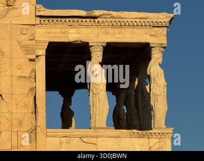 Le porche des Maidens à l'Erechtheum ou Temple à Athéna Polias à l'Acropole d'Athènes - Athènes, Grèce Banque D'Images