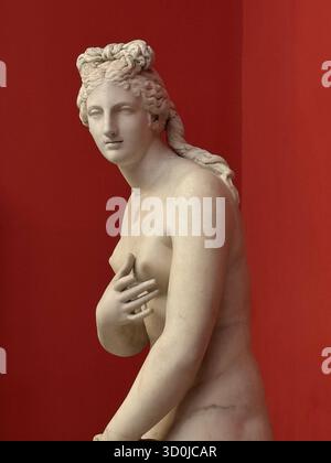 Statue de mable d'une femme grecque au Musée archéologique national - Athènes, Grèce Banque D'Images