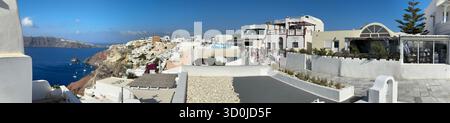 Panorama de la ville blanchie à la chaux d'Oia surplombant la mer Égée sur l'île de Santorin - îles Cyclades, Grèce Banque D'Images