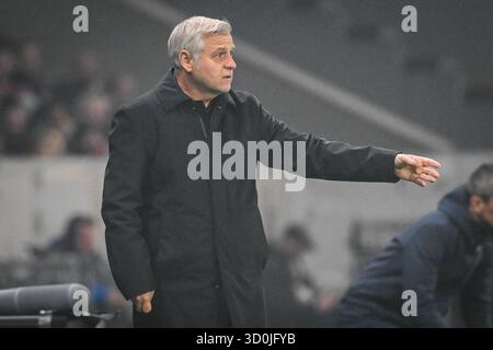 23 octobre 2025, Villeneuve-D'ascq, France, France : Bruno GENESIO de Lille lors du match UEFA Europa League, League phase MD3 entre Lille OSC (LOSC) et PAOK FC au stade Pierre Mauroy le 23 octobre 2025 à Villeneuve-d'Ascq près de Lille, France. (Crédit image : © Matthieu Mirville/ZUMA Press Wire) USAGE ÉDITORIAL SEULEMENT ! Non destiné à UN USAGE commercial ! Banque D'Images