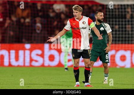 Rotterdam, pays-Bas. 23 octobre 2025. ROTTERDAM, PAYS-BAS - 23 OCTOBRE : SEM Steijn de Feyenoord fait des gestes lors de l'UEFA Europa League, phase de Ligue, match MD3 entre Feyenoord et Panathinaikos au Stadion Feijenoord le 23 octobre 2025 à Rotterdam, pays-Bas. (Photo de Hans van der Valk/Orange Pictures) crédit : Orange pics BV/Alamy Live News Banque D'Images