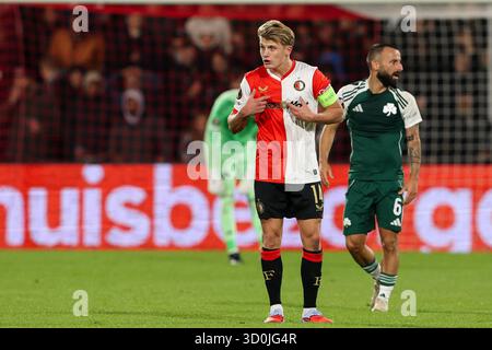 Rotterdam, pays-Bas. 23 octobre 2025. ROTTERDAM, PAYS-BAS - 23 OCTOBRE : SEM Steijn de Feyenoord fait des gestes lors de l'UEFA Europa League, phase de Ligue, match MD3 entre Feyenoord et Panathinaikos au Stadion Feijenoord le 23 octobre 2025 à Rotterdam, pays-Bas. (Photo de Hans van der Valk/Orange Pictures) crédit : Orange pics BV/Alamy Live News Banque D'Images