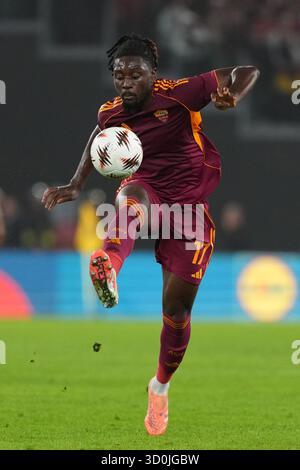 Rome, Italie. 23 octobre 2025. Manu Kone de L'AS Roma lors du match de football de l'UEFA Europa League 2025/2026 entre L'AS Roma et Viktoria Plzen au Stadio Olimpico à Rome (Italie), le 23 octobre 2025. Crédit : Insidefoto/Alamy Live News Banque D'Images