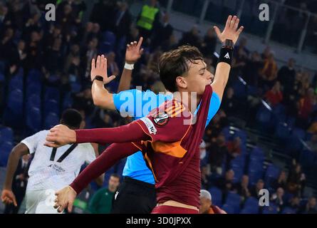Rome, Italie. 23 octobre 2025. Niccolo' Pisilli, de Roma, réagit après que l'arbitre Umut Meier ait refusé son but lors de la phase de Ligue Europa League match de football entre Roma et Viktoria Plzen au stade Olympique. Crédit : Riccardo de Luca - Actualiser les images/Alamy Live News Banque D'Images