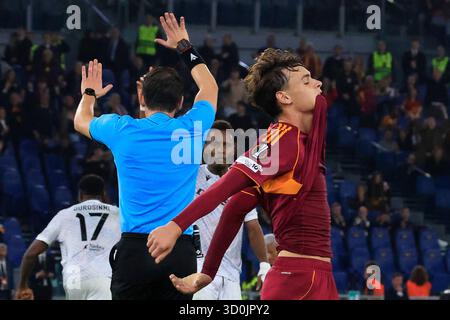 Rome, Italie. 23 octobre 2025. Niccolo' Pisilli, de Roma, réagit après que l'arbitre Umut Meier ait refusé son but lors de la phase de Ligue Europa League match de football entre Roma et Viktoria Plzen au stade Olympique. Crédit : Riccardo de Luca - Actualiser les images/Alamy Live News Banque D'Images