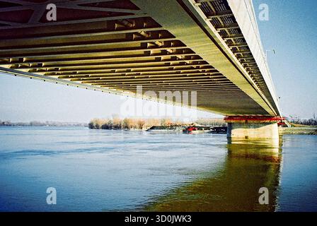 Žeželjev Pont sur le Danube, tourné depuis la rive en béton ci-dessous, reflets sur le pont, analogique avec aspect croisé. Banque D'Images