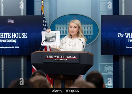 Washington, District de Columbia, États-Unis. 23 octobre 2025. Karoline Leavitt, attachée de presse de la Maison Blanche, présente une photo des projets de rénovation de la Maison Blanche passés alors qu'elle prend la parole lors du point de presse dans la salle de conférence de presse James S. Brady à la Maison Blanche à Washington, DC, le 23 octobre 2025. (Crédit image : © Mehmet Eser/ZUMA Press Wire) USAGE ÉDITORIAL SEULEMENT ! Non destiné à UN USAGE commercial ! Banque D'Images