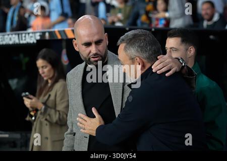Vigo, Galice, Espagne. 23 octobre 2025. VIGO, ESPAGNE. 23 OCTOBRE : Franck Haise, entraîneur-chef de l'OGC Nice, et Claudio GirÃ¡ldez, entraîneur-chef du RC Celta, se saluent lors du match de Ligue Europa entre le RC Celta et l'OGC Nice au stade Abanca-Balaidos de Vigo le 23 octobre 2025. (Crédit image : © Adrian Irago/ZUMA Press Wire) USAGE ÉDITORIAL SEULEMENT ! Non destiné à UN USAGE commercial ! Banque D'Images