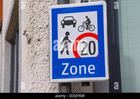 23.10.2025, Handenberg, AUT, Unterwegs in Oberösterreich, Themenbild, Symbolbild, Verschiedene Themenbilder, Verkehrszeichen, im Bild Das Bild zeigt ein Verkehrsschild in einer blauen und weißen Farbgestaltung. Es enthält folgende symbole Ein Auto, Ein Fahrradfahrer, Eine gehende person, Unter diesen Symbolen befindet sich ein roter Kreis mit der Zahl 20 , was auf eine Geschwindigkeitsbegrenzung von 20 km/h hinweist. AM unteren Rand des Schildes steht das Wort zone .Das Schild dient dazu, die Geschwindigkeit in einem bestimmten Bereich zu regulieren und auf die Anwesenheit von Fußgängern und R Banque D'Images