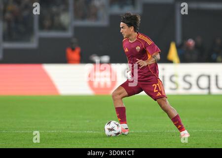 Stadio Olimpico, Rome, Italie. 23 octobre 2025. UEFA Europa League Football ; Roma versus Viktoria Plezen ; Paulo Dybala de l'AS Roma court avec le ballon crédit : action plus Sports/Alamy Live News Banque D'Images