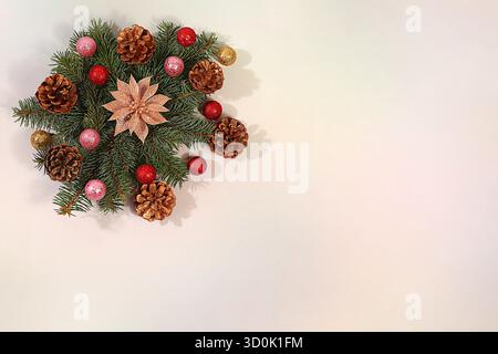 Carte de voeux d'hiver festive et bannière pour l'écran, beau fond de Noël et de nouvel an avec des décorations de jouets, de pommes de pin et de spru en direct Banque D'Images